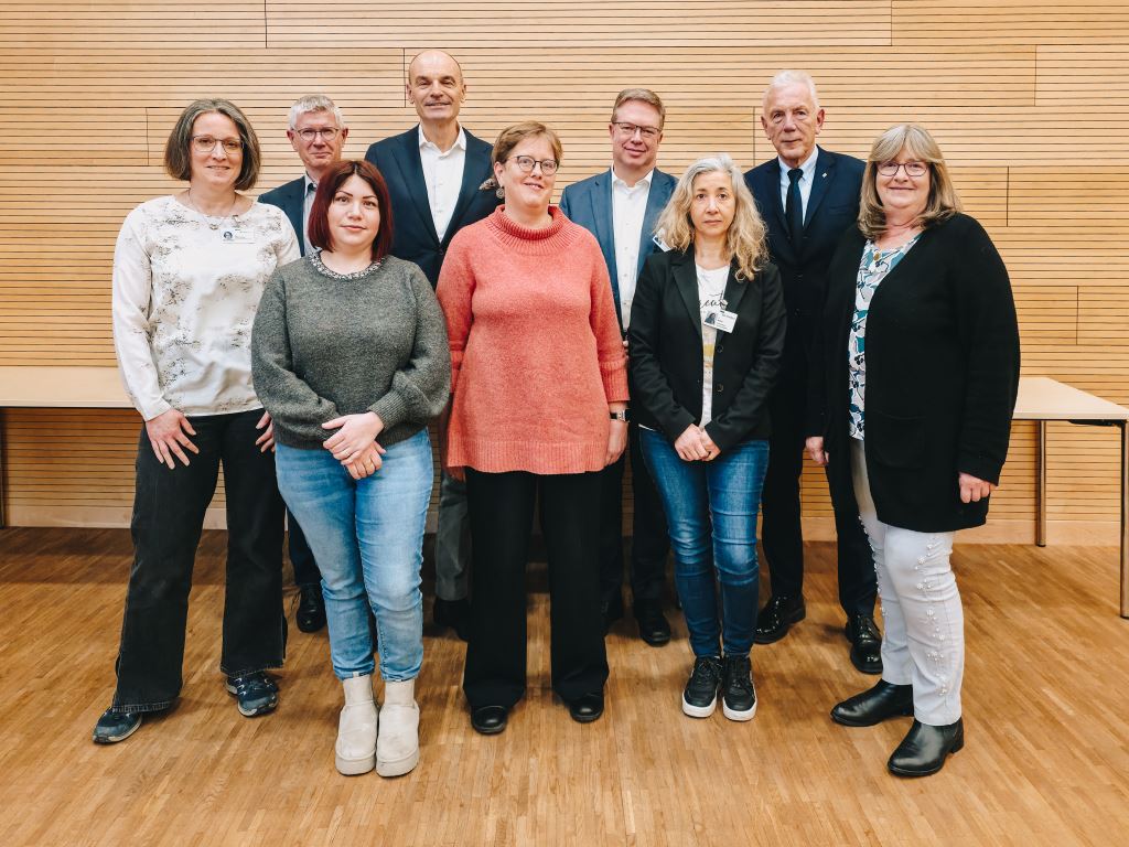 vlnr.: Kerstin Mächtlen, Martin Wickert, Stefanie Marcos de Carvalho, Prof. Dr. Uwe Martens, Wiebke Schleßmann, Georg Schmidt, Elena Morleo, Oberbürgermeister Harry Mergel, Ute Schumacher